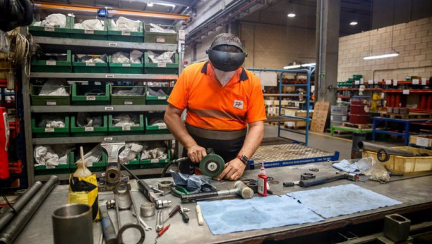 ep archivo   un trabajador en la factoria de talgo
