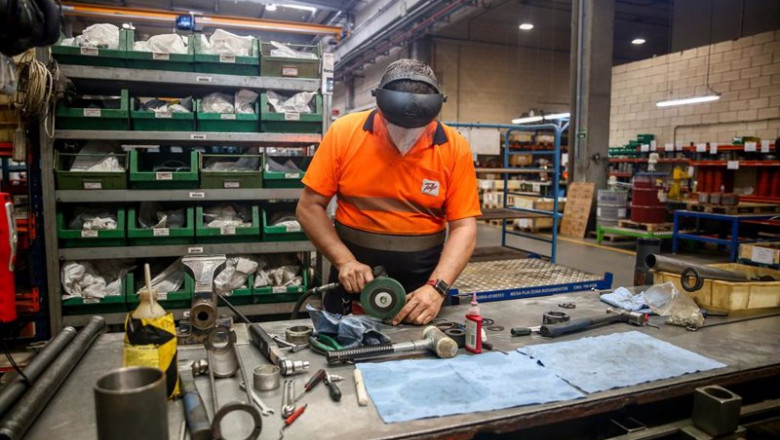 ep archivo   un trabajador en la factoria de talgo