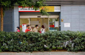 ep archivo   una mujer entra en una oficina del servicio publico de empleo estatal sepe a 2 de junio