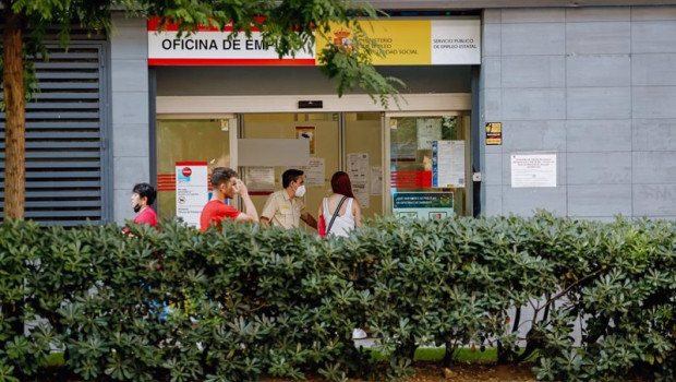 ep archivo   una mujer entra en una oficina del servicio publico de empleo estatal sepe a 2 de junio