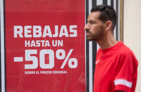 ep archivo   una persona pasa delante de un escaparate durante el comienzo de las rebajas