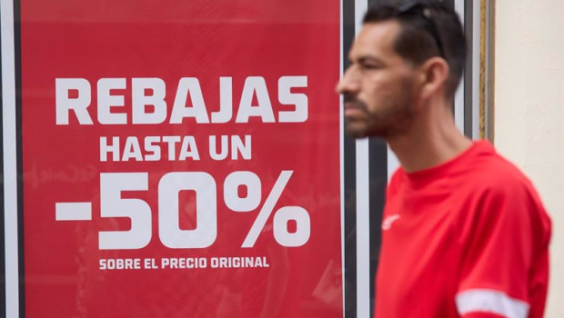 ep archivo   una persona pasa delante de un escaparate durante el comienzo de las rebajas