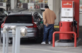 ep archivo una persona reposta combustible en un coche en una gasolinera de cepsa a 9 de marzo de ep archivo una persona reposta combustible en un coche en una gasolinera de cepsa a 9 de marzo de