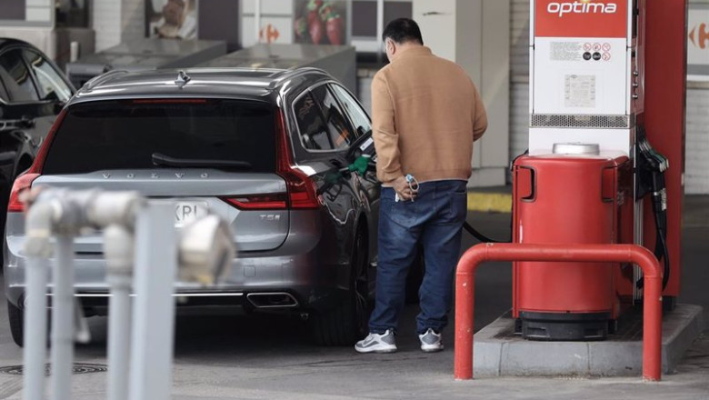 ep archivo   una persona reposta combustible en un coche en una gasolinera de cepsa a 9 de marzo de