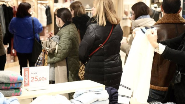 ep archivo   varias personas comprando en un centro comercial