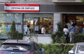 ep archivo   varias personas hacen cola en una oficina del sepe en madrid