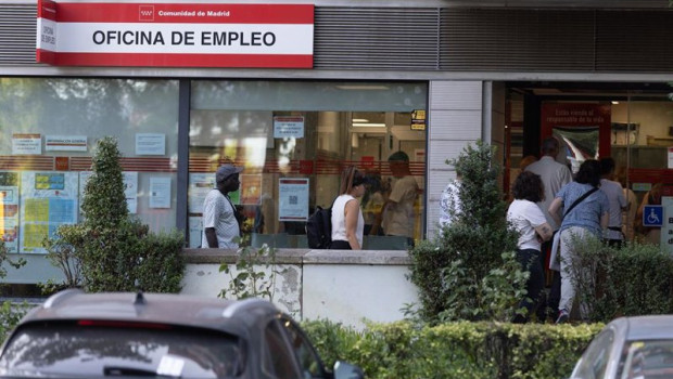 ep archivo   varias personas hacen cola en una oficina del sepe en madrid
