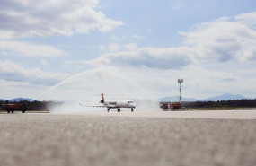 ep avion de air nostrum recibido con un arco de agua a su llegada a liubliana eslovenia