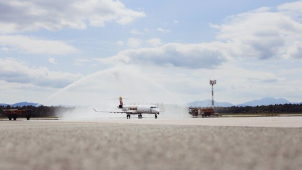 ep avion de air nostrum recibido con un arco de agua a su llegada a liubliana eslovenia