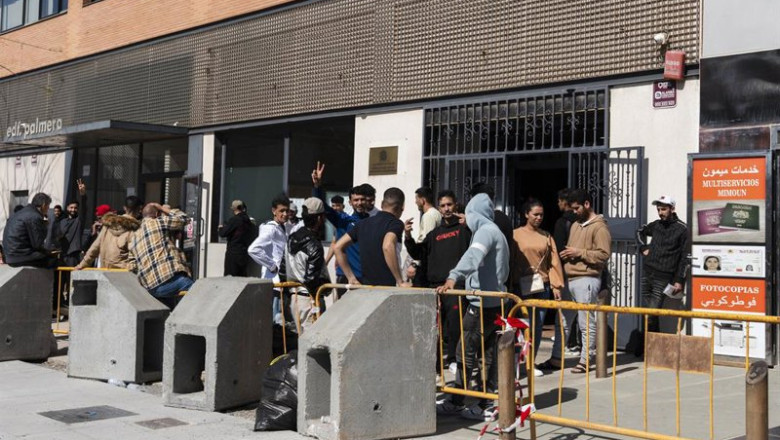 ep ciudadanos marroquies acuden al consulado rifeno en almeria para documentarse ante la
