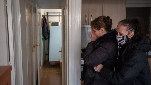ep dos mujeres mientras se ejecuta el desahucio de su familia