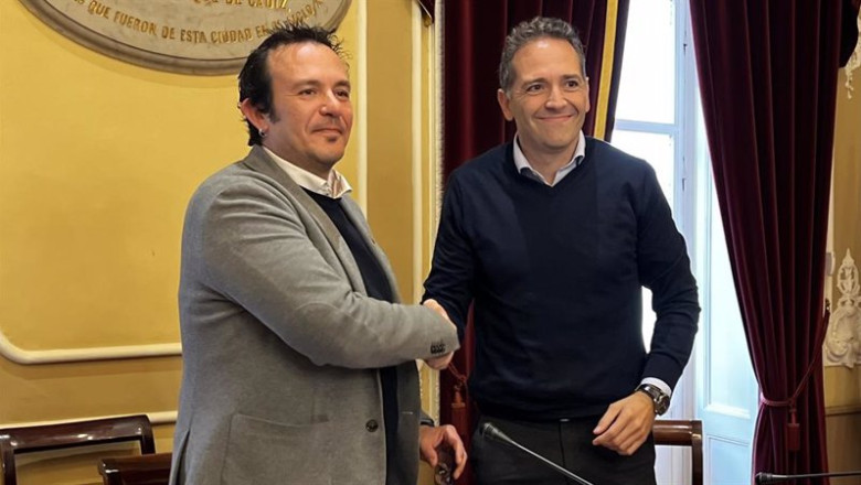 ep el alcalde de cadiz en la firma del nuevo contrato de recogida de basura y limpieza con valoriza