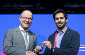 ep el comisario europeo de educacion cultura juventud y deporte tibor navracsics hace entrega del