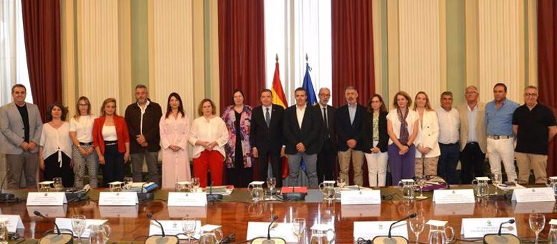 ep el ministro de agricultura pesca y alimentacion luis planas se reune con los miembros de upa