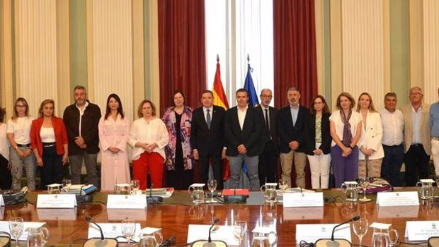 ep el ministro de agricultura pesca y alimentacion luis planas se reune con los miembros de upa