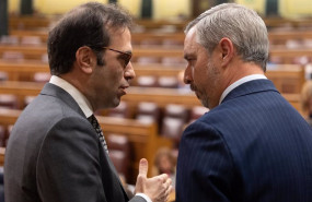 ep el ministro de economia comercio y empresa carlos cuerpoy el diputado del pp juan bravo conversan