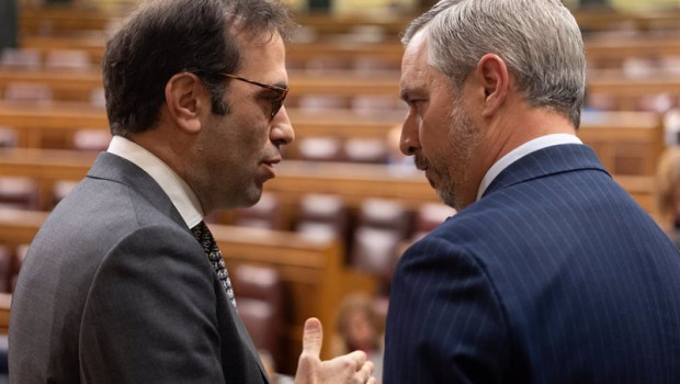 ep el ministro de economia comercio y empresa carlos cuerpoy el diputado del pp juan bravo conversan ep el ministro de economia comercio y empresa carlos cuerpoy el diputado del pp juan bravo conversan