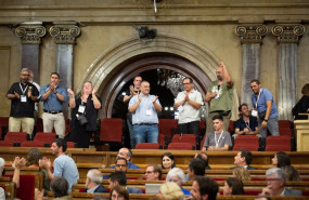 ep el pleno del parlament aprueba el decreto ley de las vtc y representantes de los taxistas