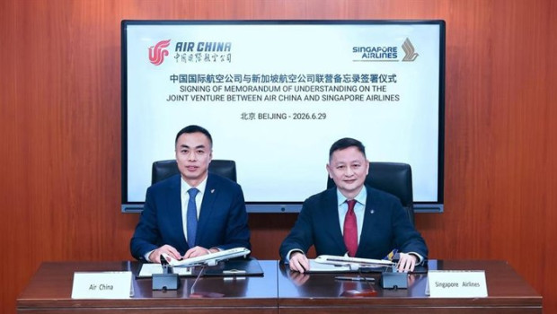 ep el presidente de air china el sr qu guangji izquierda y el director ejecutivo de singapore