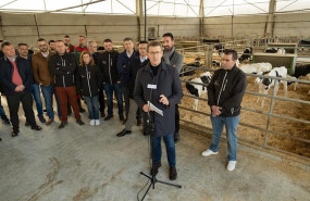 ep el presidente de la xunta alberto nunez feijoo en una visita a una granja en mazaricos a coruna
