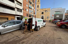 ep equipo de bomberos haciendo uso de un vehiculo de mercadona