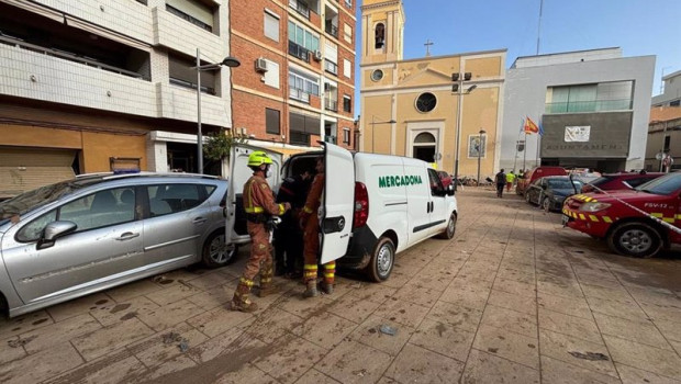 ep equipo de bomberos haciendo uso de un vehiculo de mercadona