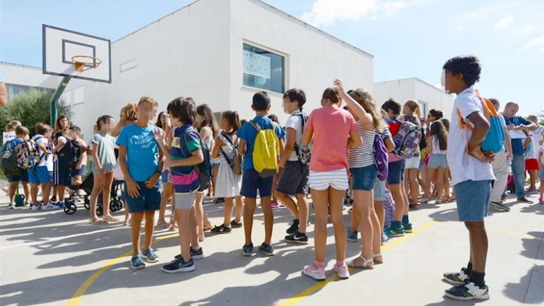 Escolares de la localidad sevillana de Tomares, el año pasado al comenzar el curso. | AYUNTAMIENTO DE TOMARES - Archivo ep escolares de la localidad sevillana de tomares el ano pasado al comenzar el curso