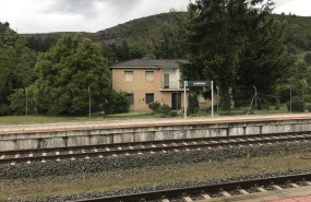 ep estacion de tren con las vias en primer plano