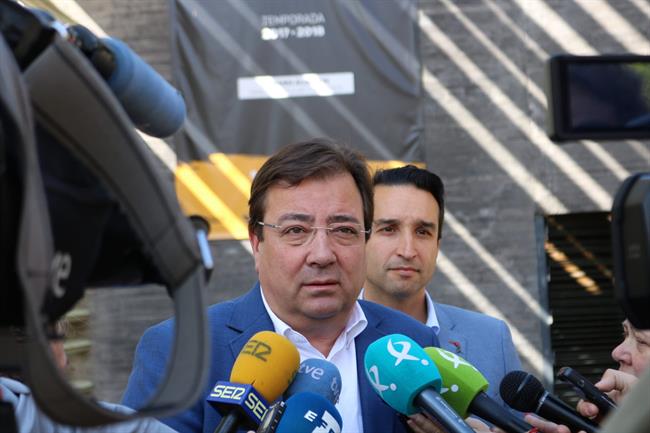 Fernández Vara atiende a los medios de comunicación | PSOE ep fernandez vara atiendelos medioscomunicacion