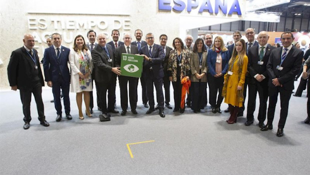 ep firma del compromiso de la banca para cumplir los acuerdos de paris en la foto representantes de