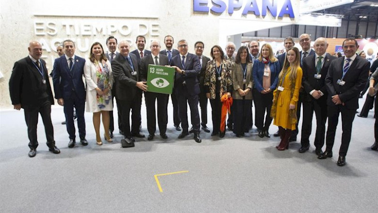 Firma del compromiso de la banca para cumplir los Acuerdos de París. En la foto, representantes de los bancos firmantes, la AEB, la CECA y el ICO. | AEB ep firma del compromiso de la banca para cumplir los acuerdos de paris en la foto representantes de
