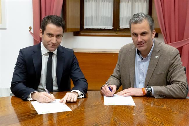 García Egea y Ortega Smith firman un acuerdo sobre la Mesa del Parlamento andaluz | VOX ep garcia egeaortega smith firmanacuerdola mesaparlamento andalu