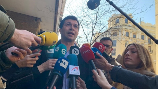ep gonzalo caballero atiende a los medios antes de participar en el comite federal del psoe