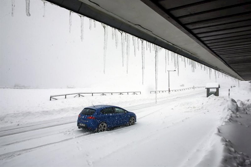 ep imagen de temporal nieve lluvia frio invierno carretera quitanieves