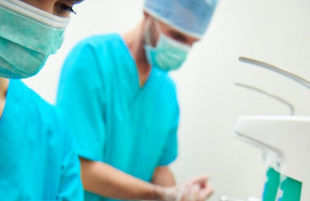 ep imagen un sanitario lavandose las manos