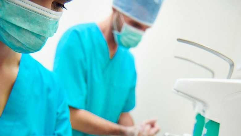 Imagen un sanitario lavándose las manos | RTVA ep imagen un sanitario lavandose las manos