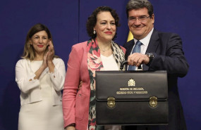 ep la exministra de trabajo magdalena valerio centro posa junto al nuevo ministro de seguridad