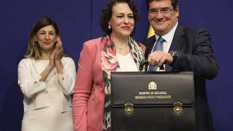 La exministra de Trabajo, Magdalena Valerio (centro), posa junto al nuevo ministro de Seguridad Social, Inclusión y Migraciones, José Luis Escrivá (dech), durante el traspso de la cartera, junto a la nueva ministra de Trabajo, Yolanda Díaz (izq). | Marta Fernández - Europa Press ep la exministra de trabajo magdalena valerio centro posa junto al nuevo ministro de seguridad