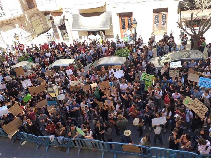 ep la manifestacion de estudiantes por el clima frente a la delegacion del gobierno