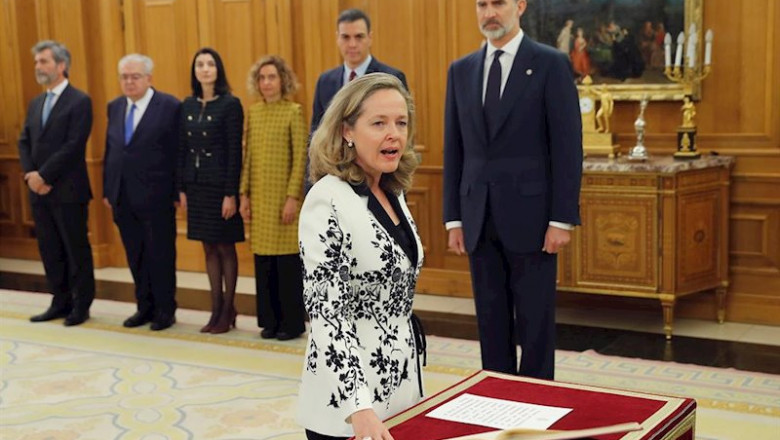 La nueva vicepresidenta de Asuntos Económicos y Transformación Digital, Nadia Calviño, jura o promete su cargo ante el Rey Felipe VI, en el Palacio de la Zarzuela de Madrid, a 13 de enero de 2020. | Pool ep la nueva vicepresidenta de asuntos economicos y transformacion digital nadia calvino jura o