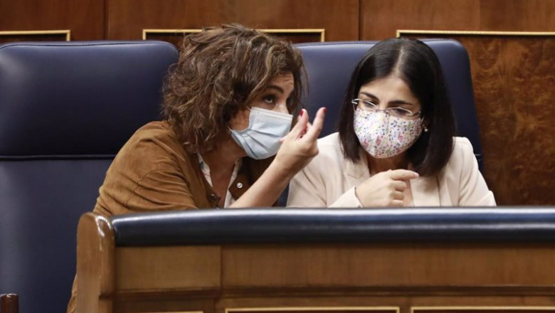 Las ministras de Hacienda y Política Territorial y Función Pública, María Jesús Montero y Carolina Darias, sentadas en sus escaños en el Congreso | Pool ep las ministras de hacienda y politica territorial y funcion publica maria jesus montero y carolina