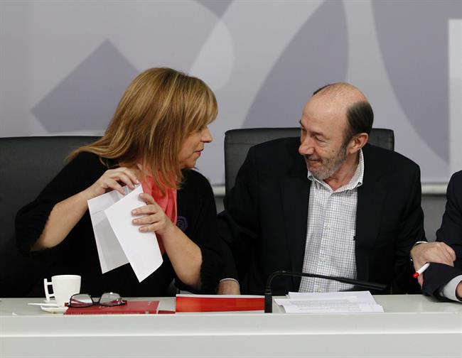 Los socialistas Elena Valenciano y Alfredo Pérez Rubalcaba | EUROPA PRESS - Archivo ep los socialistas elena valencianoalfredo perez rubalcaba