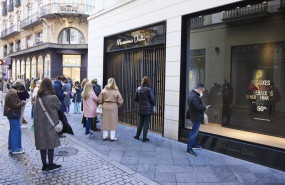 ep muchas personas esperan la apertura de los negocios durante el primer dia de las rebajas a 7 de