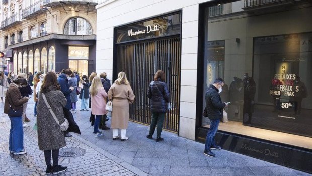 ep muchas personas esperan la apertura de los negocios durante el primer dia de las rebajas a 7 de