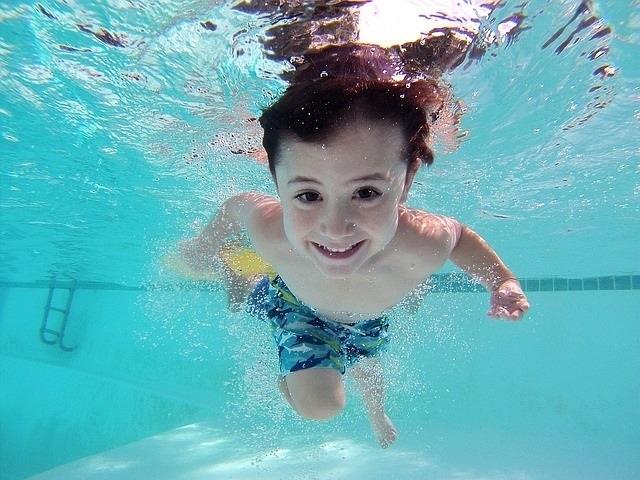 Niño en piscina | PIXABAY ep ninopiscina