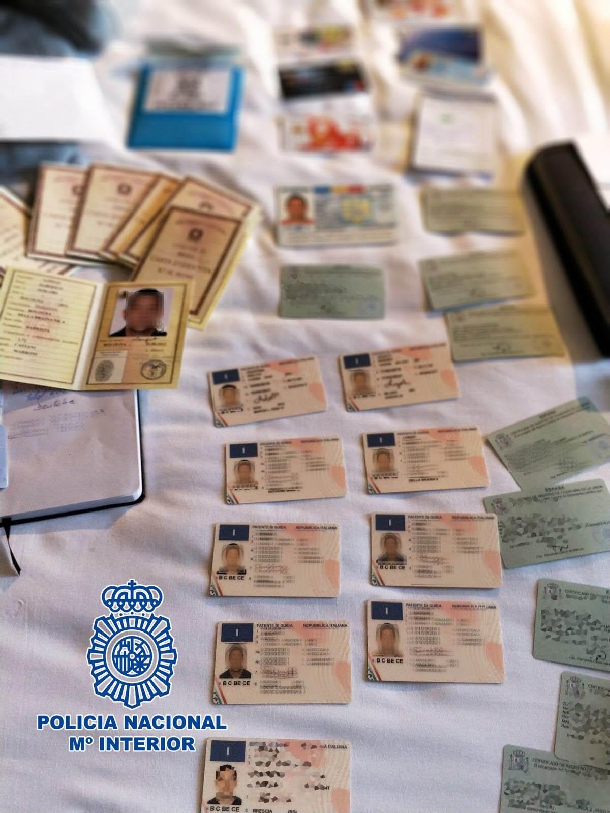 Objetos del presunto estafador que utilizó 15 identidades falsas | EUROPA PRESS/POLICÍA NACIONAL ep objetospresunto estafadorutilizo 15 identidades falsas
