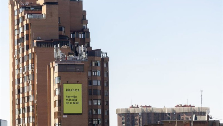 ep panoramica del cartel del portal de vivienda idealista que cuelga de la fachada de un edificio