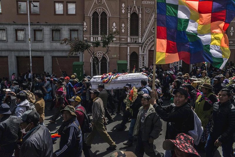 ep partidarios de morales marchan por la paz con el feretro de uno de los fallecidos en senkata