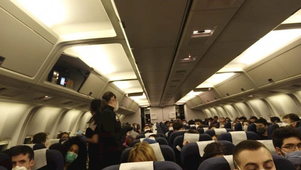 ep pasajeros de un avion durante la crisis del coronavirus
