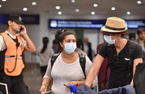 ep personas con mascarillas en el aeropuerto de buenos aires